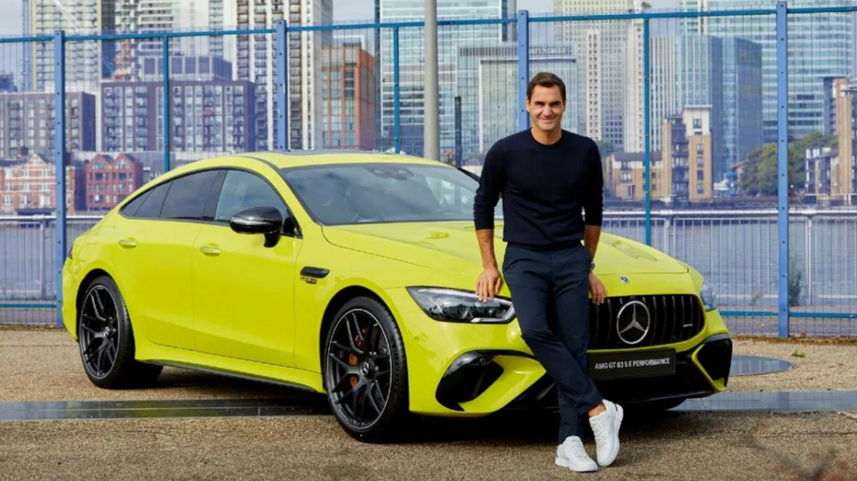 Federer con el Mercedes que ha diseñado