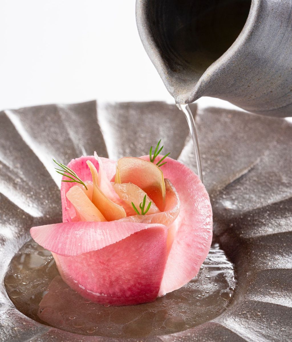 Hamachi con láminas de rábano, sandía curada y aliño de tomate