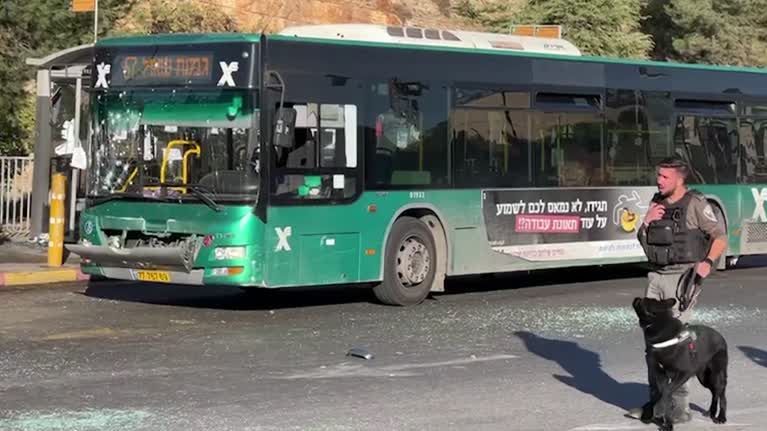 Un muerto y 14 heridos en Jerusalén por la explosión de dos bombas en paradas de autobús
