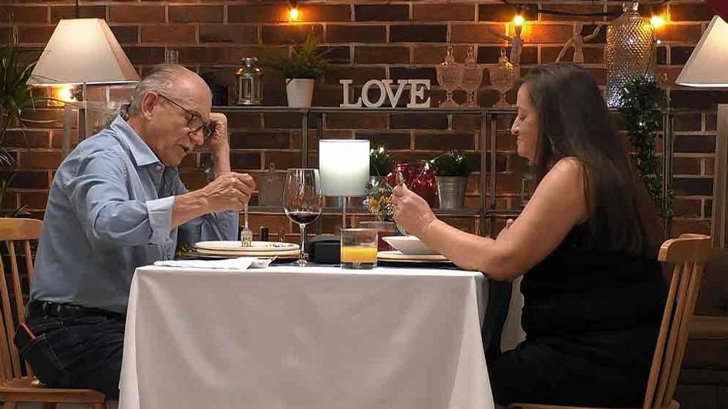 Juan y Pilar durante su cita en 'First Dates'