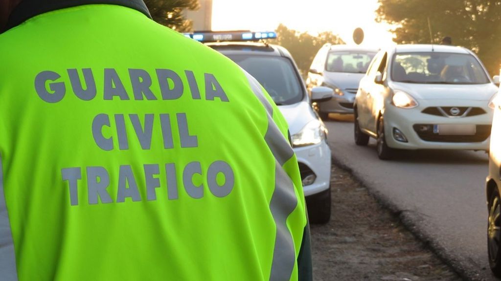 La Guardia Civil advierte sobre el efecto 'vieja del visillo' cuando hay un accidente en la carretera