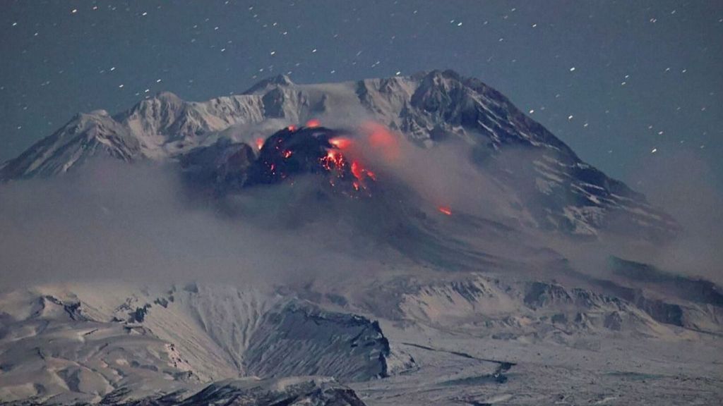 Las primeras imágenes de la erupción del volcán ruso Shiveluch, en la península de Kamchatka