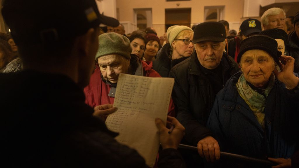 Miles de ucranianos intentan dejar Jersón, una ciudad fantasma sin luz, ni agua, ni calefacción