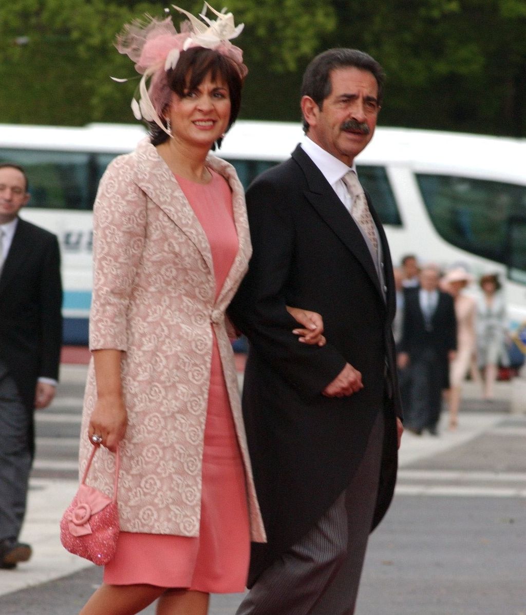 Miguel Ángel Revilla y su mujer, Aurora Díaz, en la boda de los reyes Felipe y Letizia en 2004