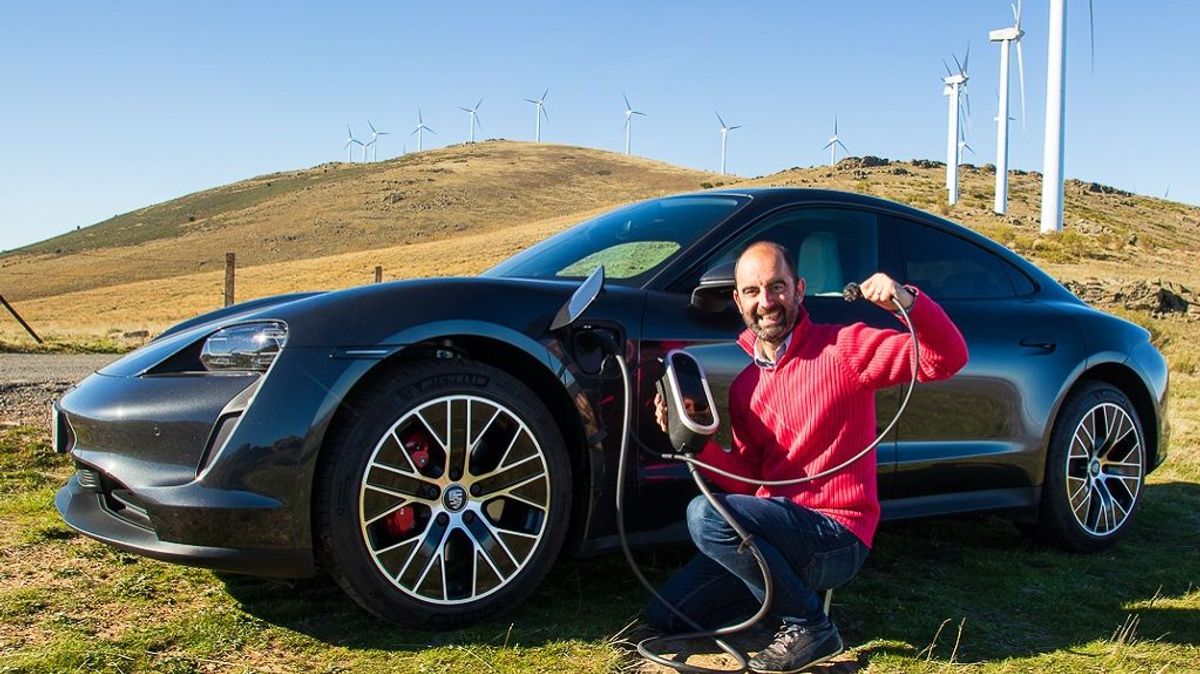 Porsche Taycan y el redactor de la noticia, Óscar González Soria, en un campo eólico