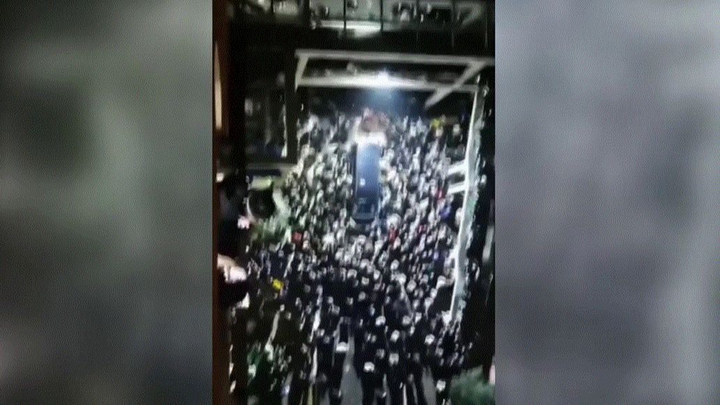 Protestas violentas en una fábrica de Apple en China al estar encerrados un mes por un brote covid