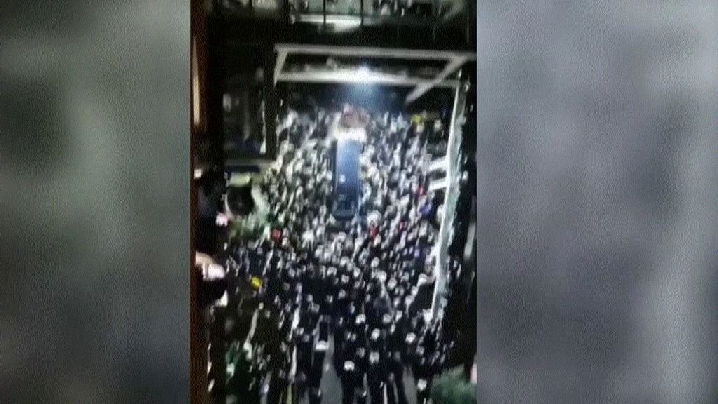 Violentas protestas en la mayor fábrica de Apple en China ante estrictas medidas anti-Covid