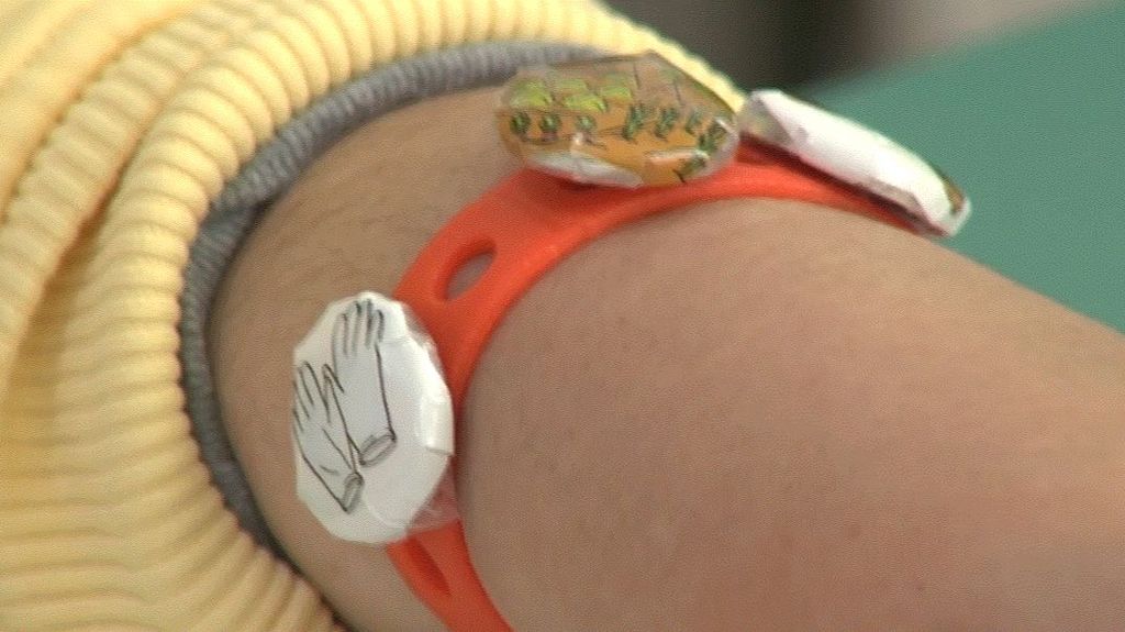 Un colegio de Vitoria inventa unas pulseras para niños con necesidades especiales