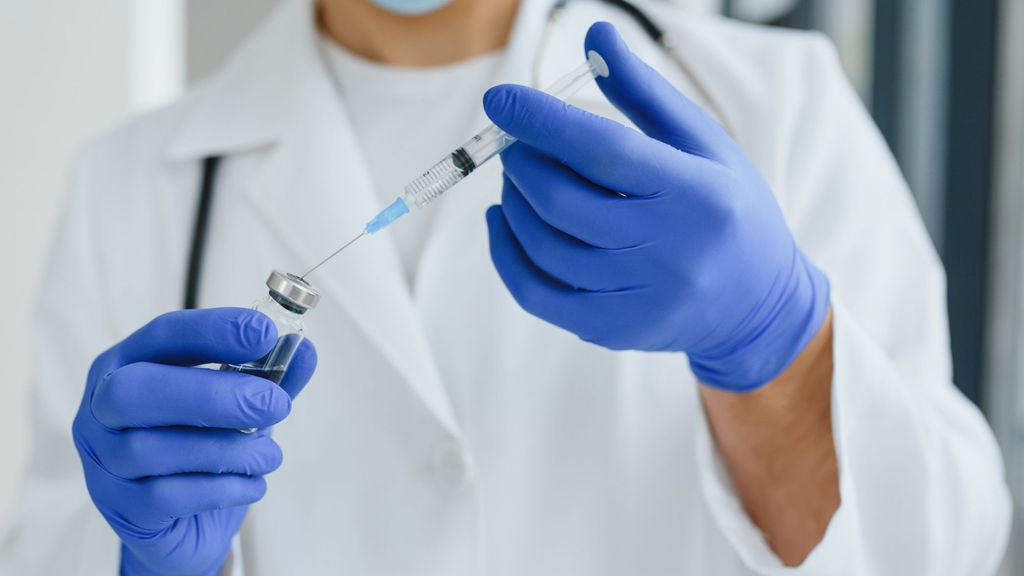 Seis inyecciones al año en lugar de 365 pastillas: el nuevo tratamiento contra el VIH “que reduce el estigma”