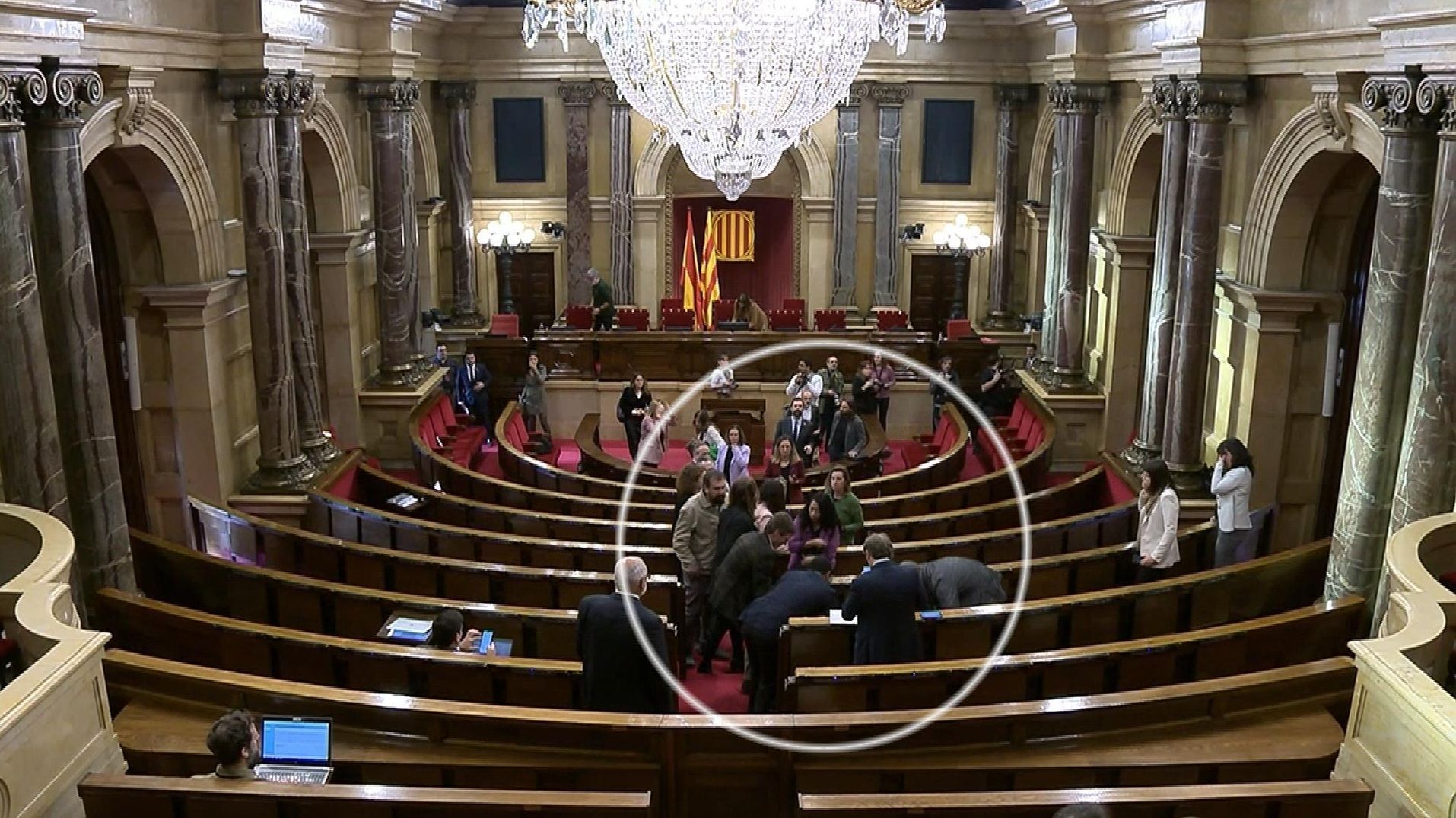Trasladan al hospital a un diputado de Junts tras desmayarse en el pleno del Parlament de Cataluña