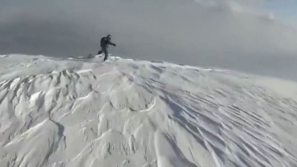 Un esquiador desaparece ante la mirada de sus compañeros tras una avalancha en Siberia