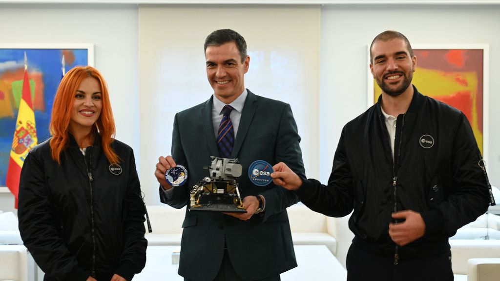 Dos parches y una nave en miniatura, el regalo de los astronautas españoles a Pedro Sánchez