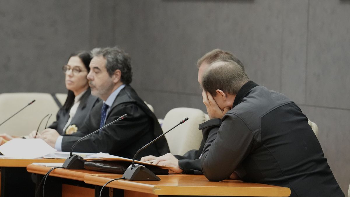 El acusado de matar a su tío en Amorebieta se tapa la cara. El acusado de matar a su tío en Amorebieta se tapa la cara.