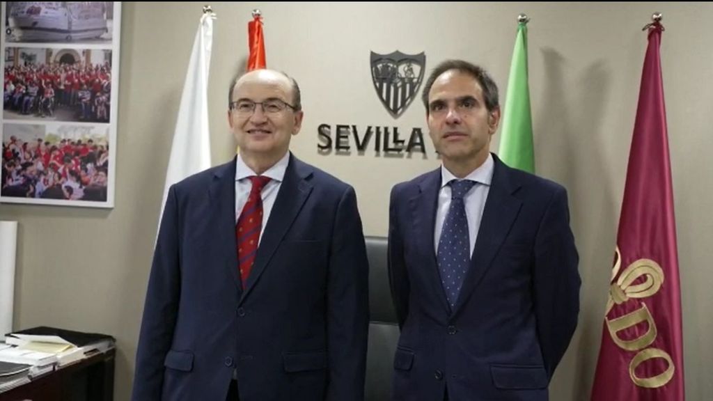 El presidente del Sevilla FC, José Castro, junto al titular del Juzgado de Violencia contra la Mujer de Sevilla