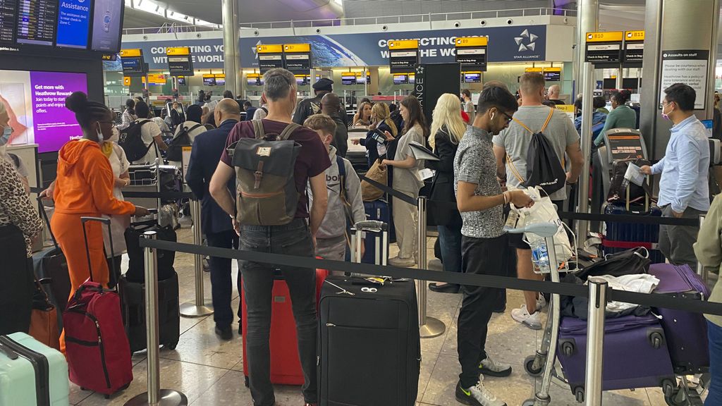 EuropaPress 4622972 filed 25 july 2022 united kingdom london passengers queue to check in at