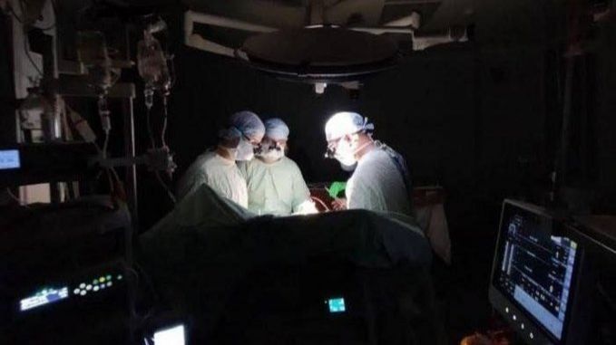 Así trabajan los médicos en Ucrania: operaciones casi a oscuras por los continuos apagones