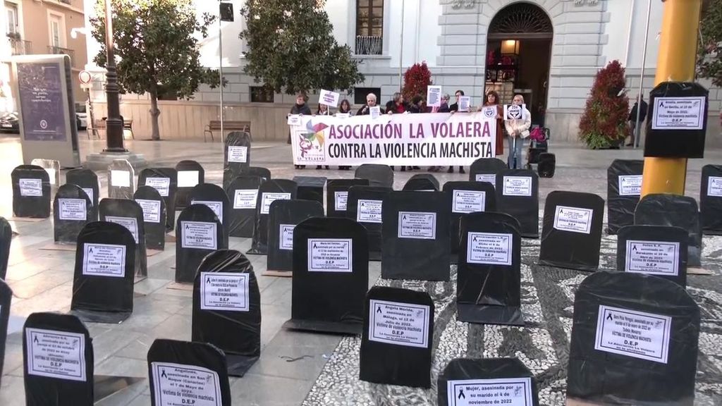 Lápidas en Granada en recuerdo de las muertas de violencia de género: "Aún espero que mi hija entre por la puerta"