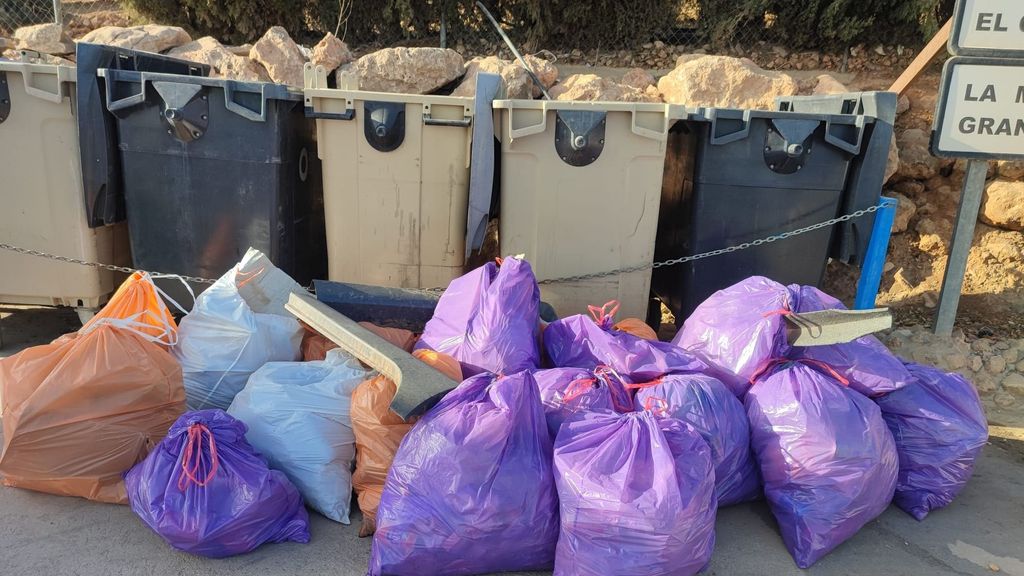 Los voluntarios que acompañan a Gema han recogido ya 2.000 kilos de basura