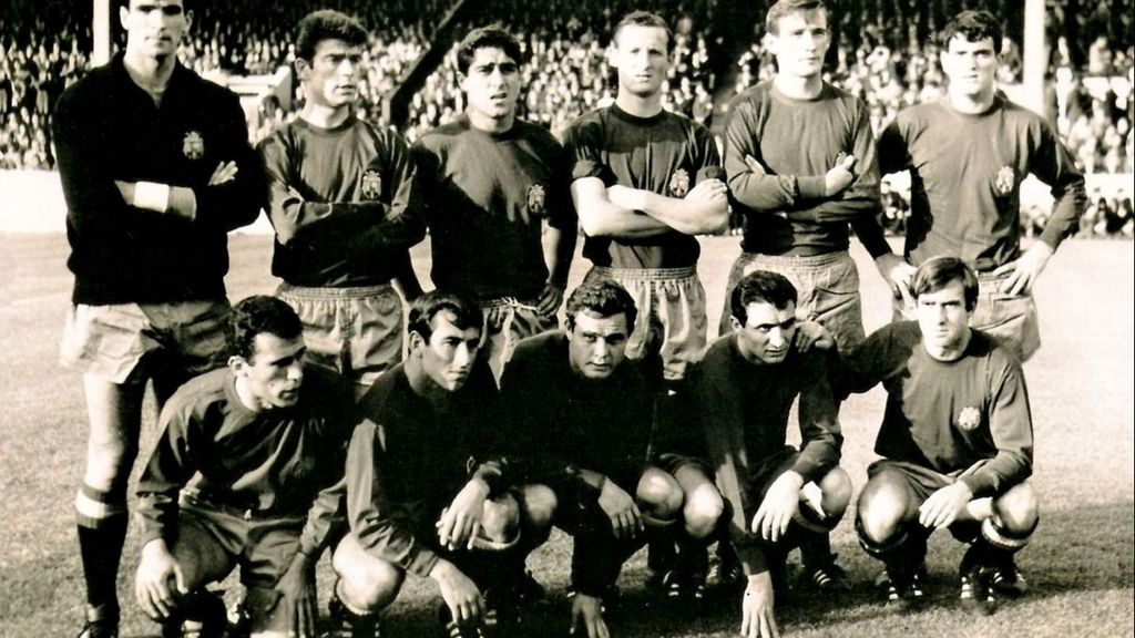 Selección de ESPAÑA. Temporada 1965-66. Iríbar, Sanchís, Reija, Gallego, Zoco, Glaría; Amancio, Adelardo, Marcelino, Fusté y Carlos Lapetra. 