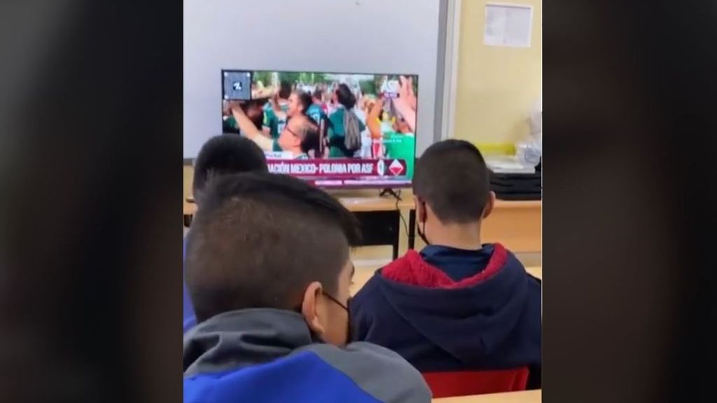 Una profesora compra televisores para que sus alumnos vean el Mundial de Qatar