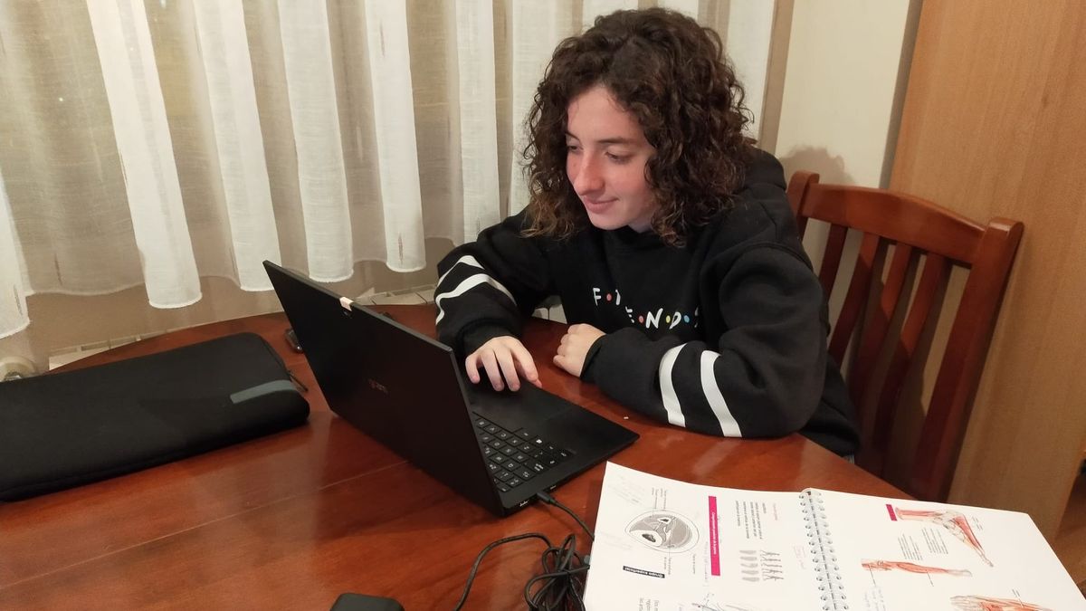 Alaitz Ciarsolo, alumna sorda de la UPV Alaitz Ciarsolo, alumna sorda de la UPV