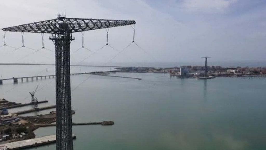 Endesa renueva el cableado de las torres de la Bahía de Cádiz