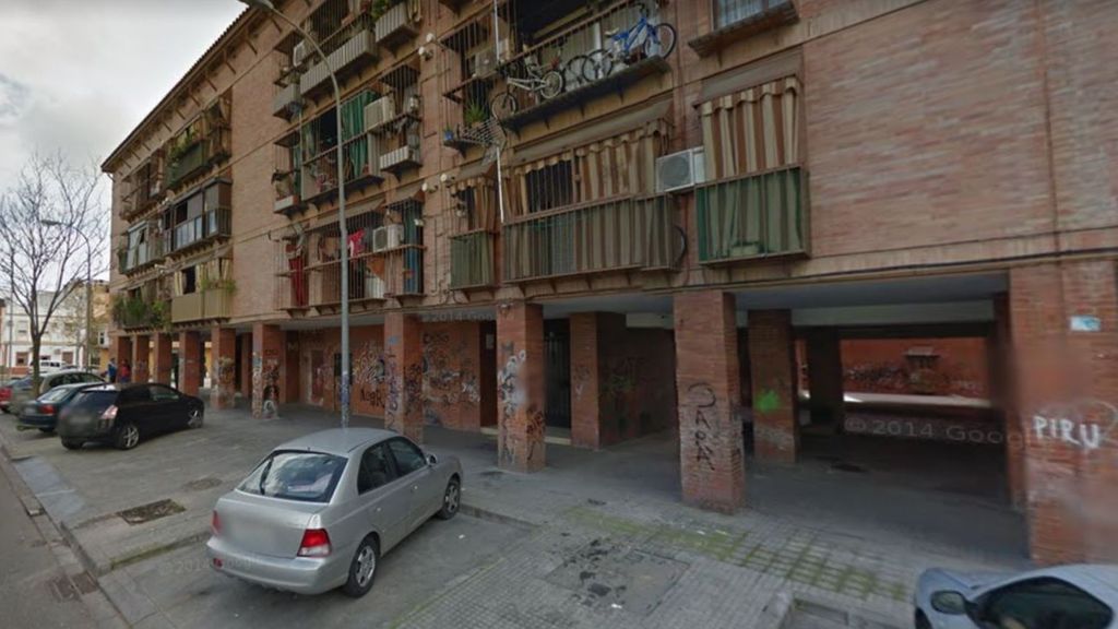 Fachada de edificios donde se ha incendiado una casa en Córdoba