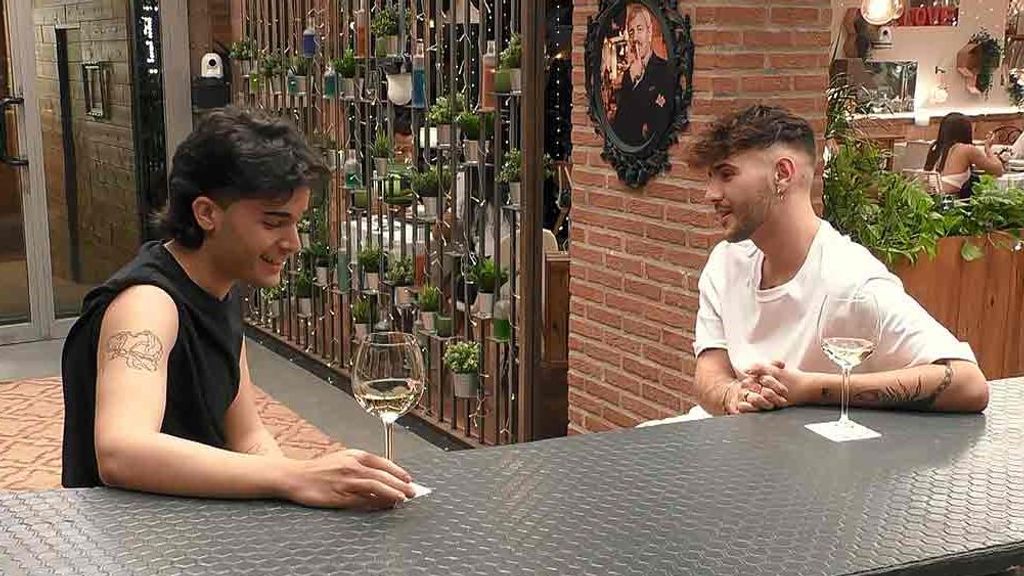 Iván y Sergio durante su cita en 'First Dates'