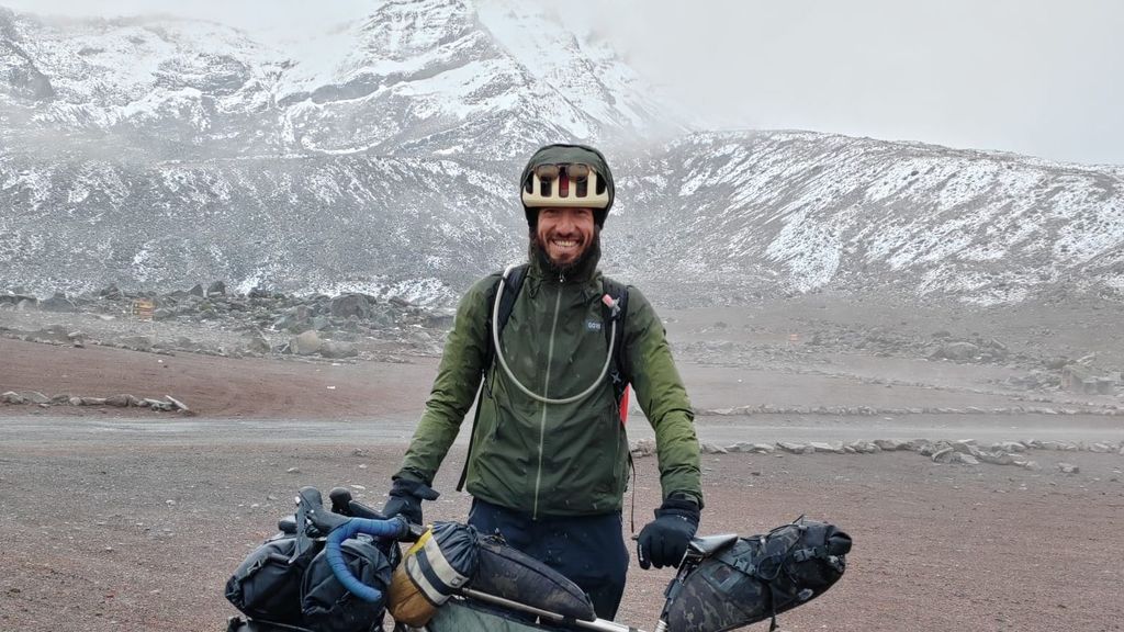 La bici es su pasión. Javier en El Chimborazo, la montaña más alta de Ecuador