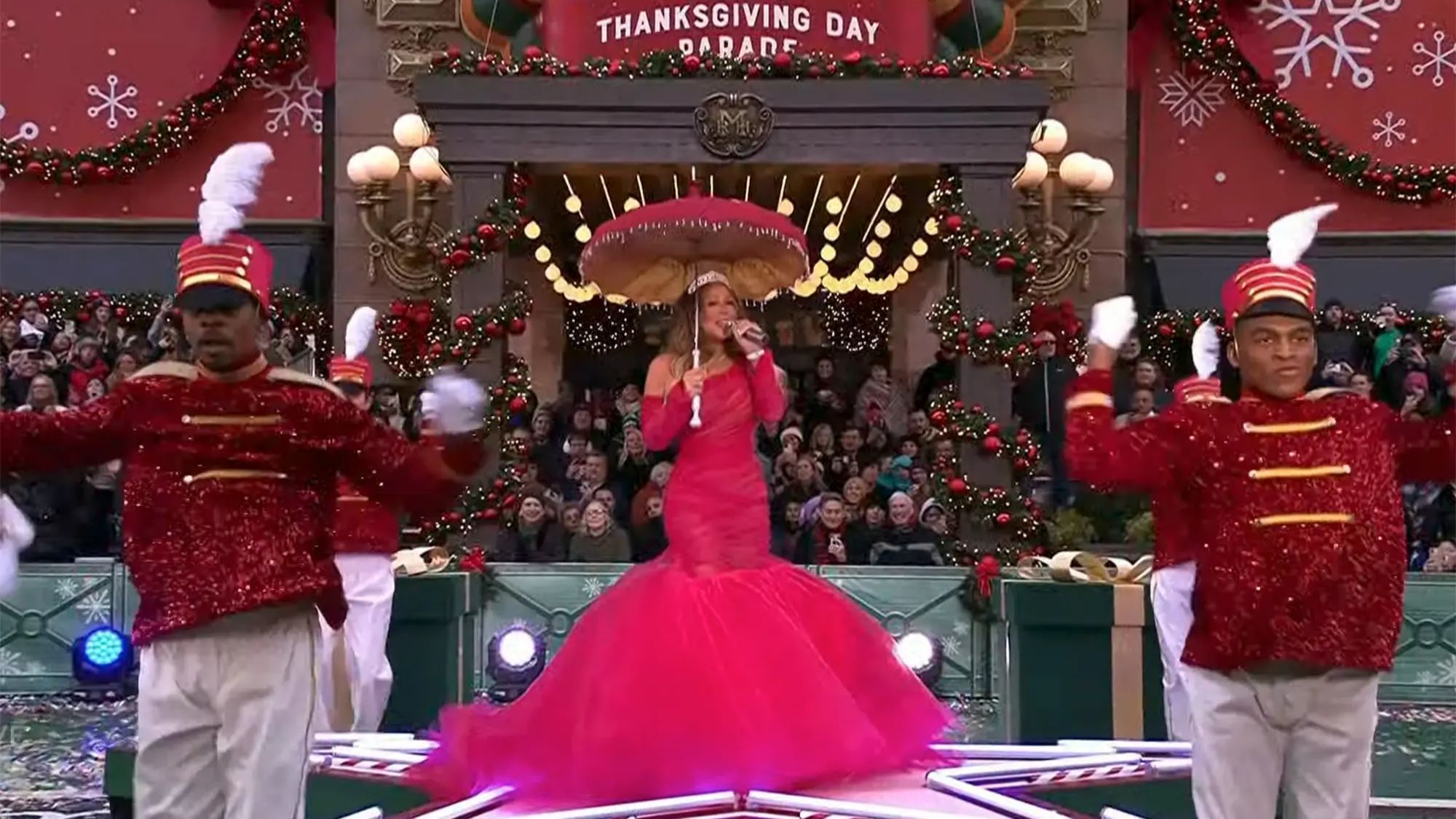 Mariah Carey deslumbra en su actuación en el Desfile del Día de Acción de Gracias en Nueva York