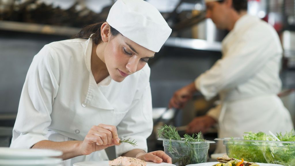 Mujer preparando un plato