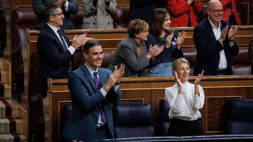 Pedro Sánchez y Yolanda Díaz aplauden tras aprobar los presupuestos en el Congreso este jueves