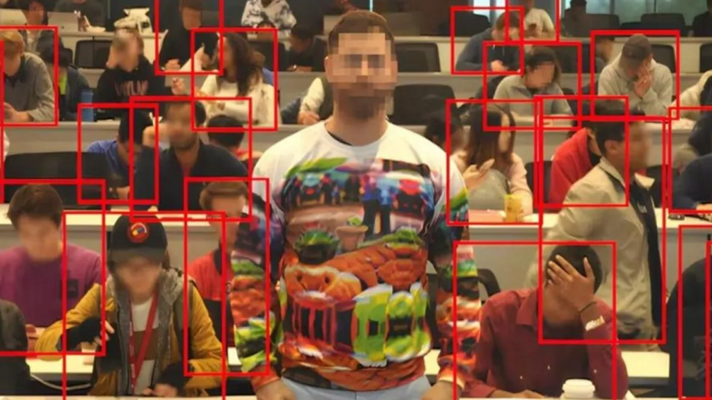 Quien lleva la sudadera no es detectado ante la Inteligencia Artificial