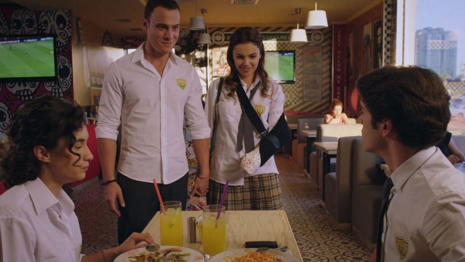 Kerem empieza una relación con Melis