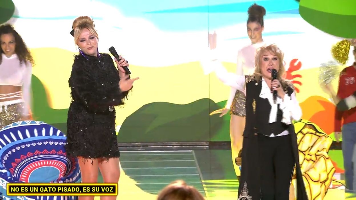 Carolina Ferre y Helena Bianco cantando 'El puente' en el 'Mediafest Night Fever'.