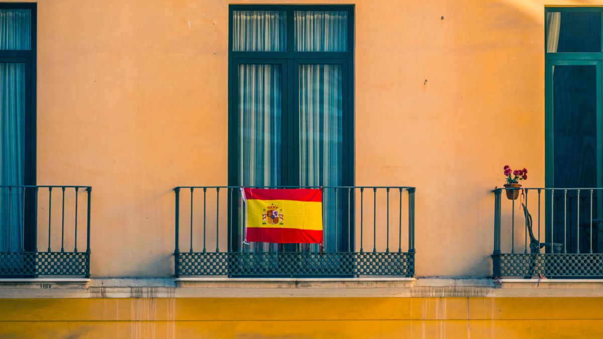 Denuncian la expulsión de 30 alumnos de un instituto en Palma por colgar una bandera española