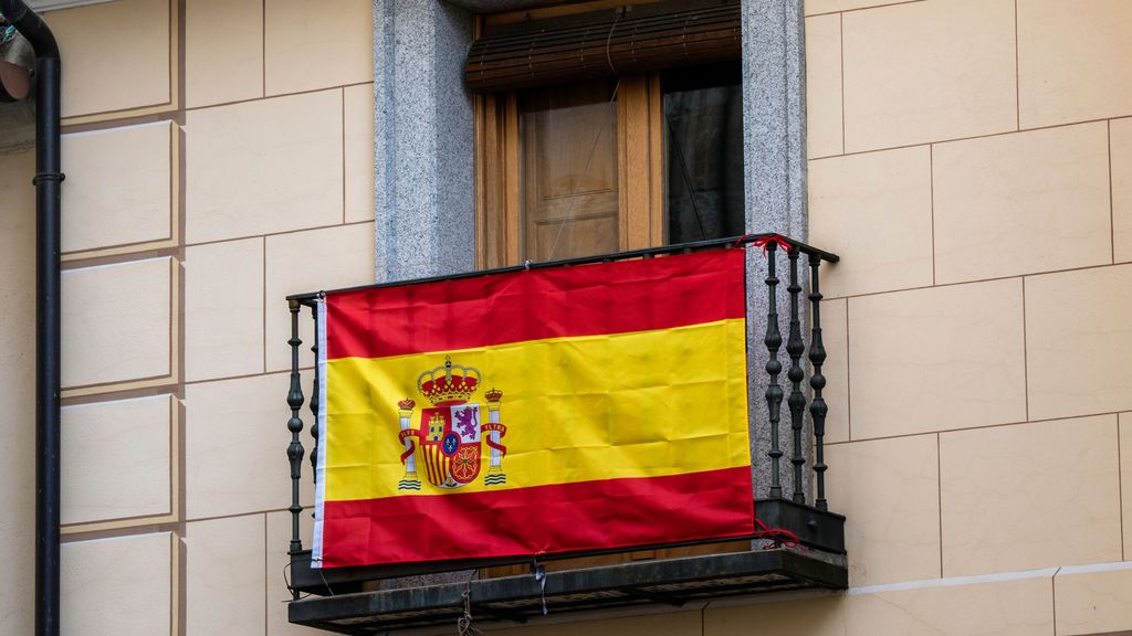Denuncian la expulsión de 30 alumnos en Palma por colgar una bandera española