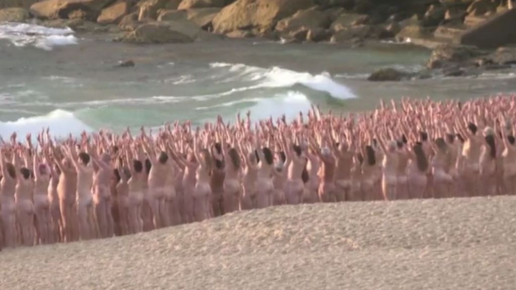 El fotógrafo Spencer Tunick realiza una sesión en la playa Bondi con miles de personas desnudas