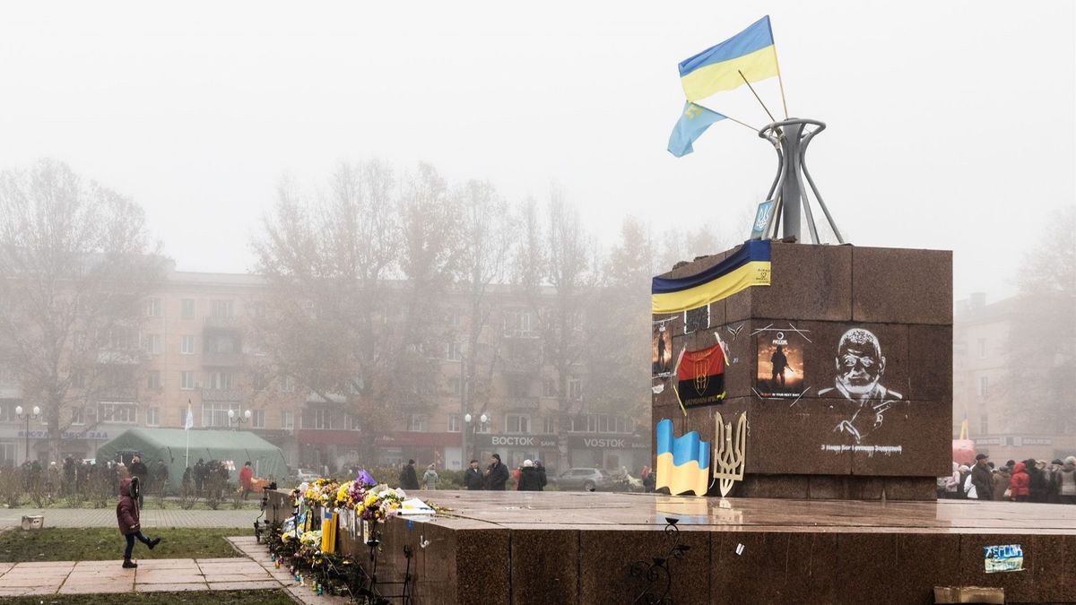 Imagen de la Plaza de la Libertad en Jersón, donde hondean las banderas de Ucrania tras la retirada de las tropas rusas