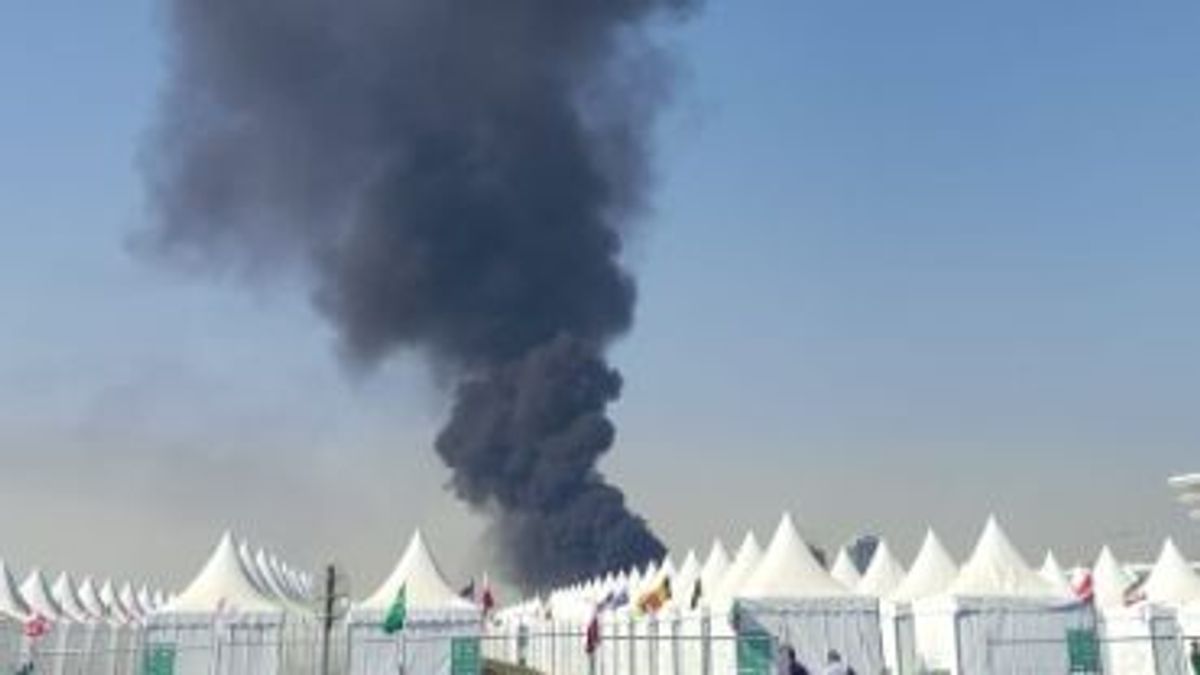 Incendio en Qatar: una gran columna de humo negro cerca de una zona de fans en Qetaifan Island North