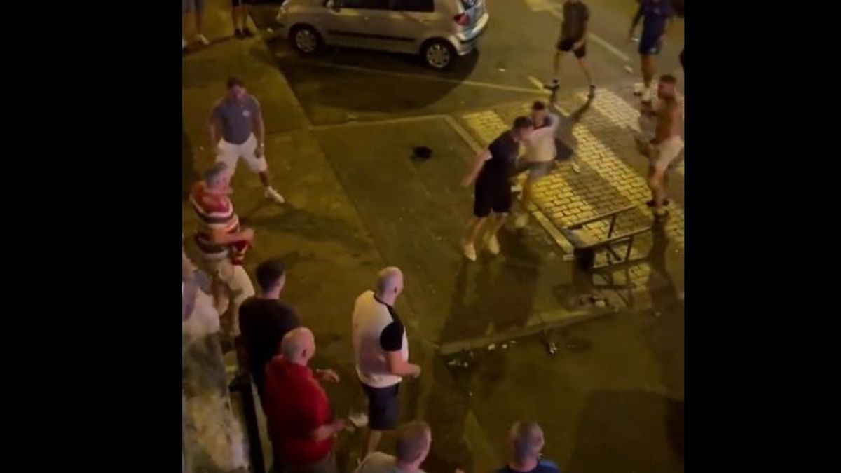 Una brutal batalla campal en una zona de discotecas en Tenerife deja varios heridos