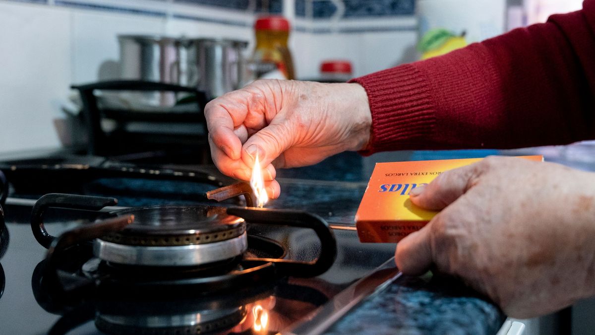Una persona enciende un fuego de cocina de gas
