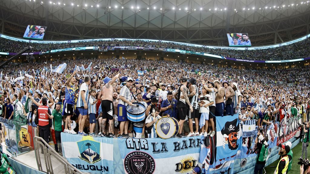 Aficionados de argentina durante el partido entre La Albiceleste y México en el Mundial de Qatar 2022