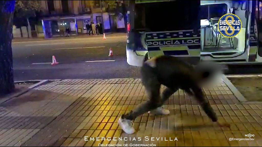 Así ha intentado un conductor no dar positivo en alcohol en Sevilla: con saltos de capoeira y mucha agua