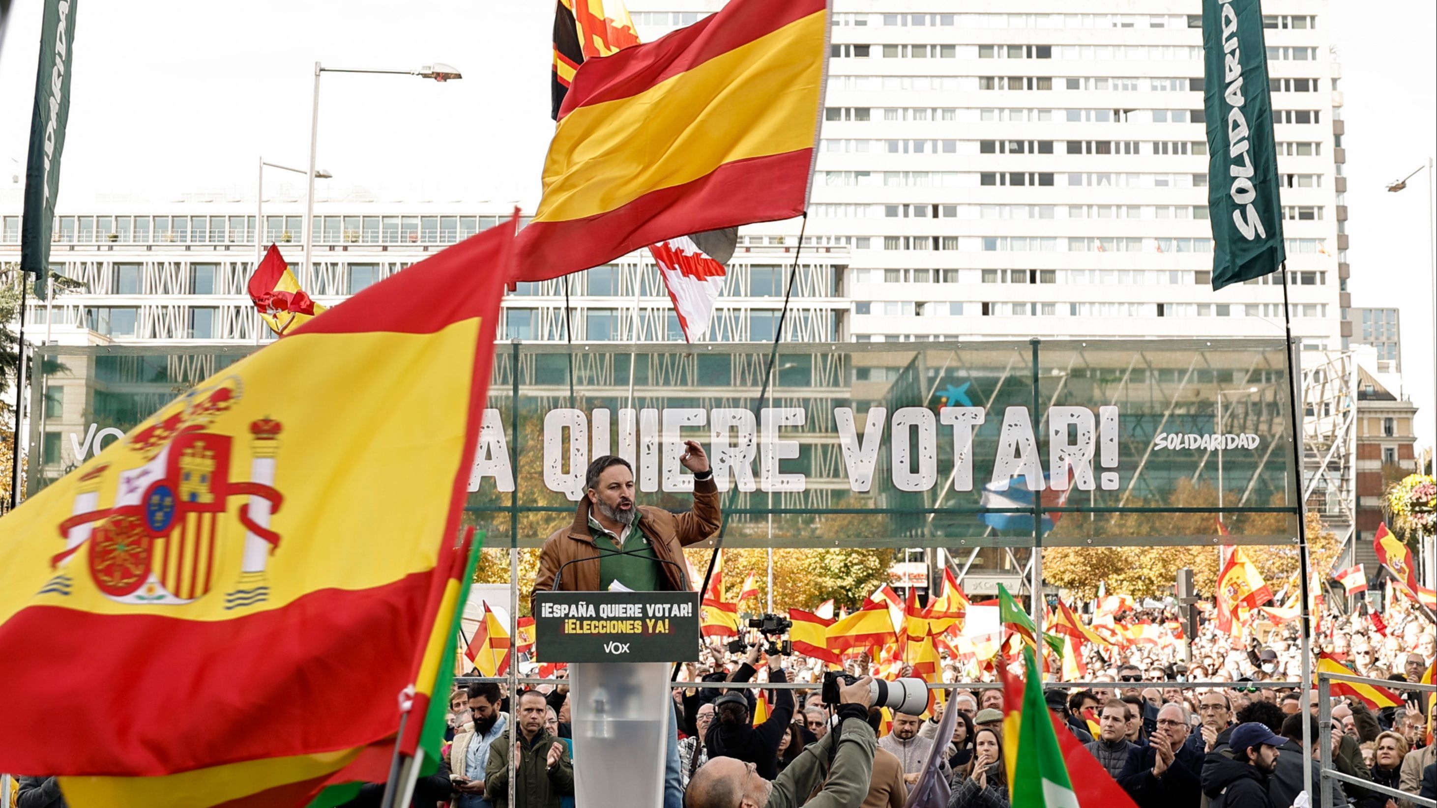 El líder de VOX, Santiago Abascal, interviene en la concentración convocada por la formación este domingo en la Plaza de Colón de Madrid
