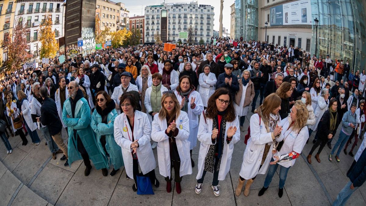 Los sanitarios se concentran para avisar de que Madrid "se queda sin médicos" Los sanitarios se concentran para avisar de que Madrid "se queda sin médicos"