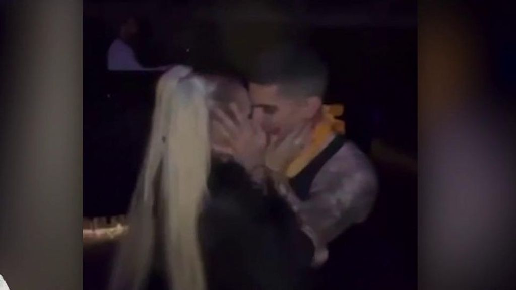 Marc Bartra besa a Jessica Goicoechea