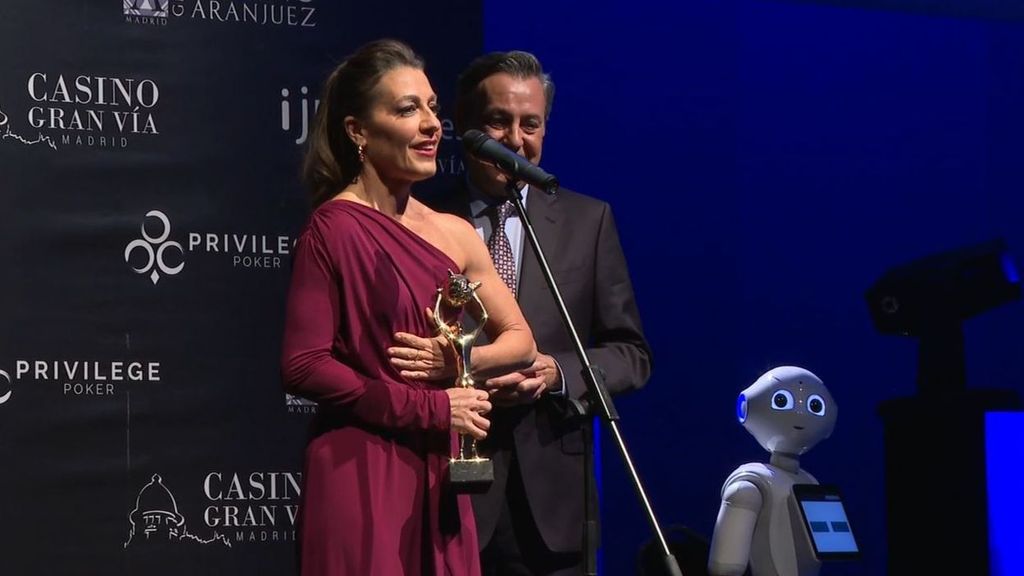 Roberto Arce y Marta Reyero felicitan a Ángeles Blanco y José Ribagorda por la Antena de Oro