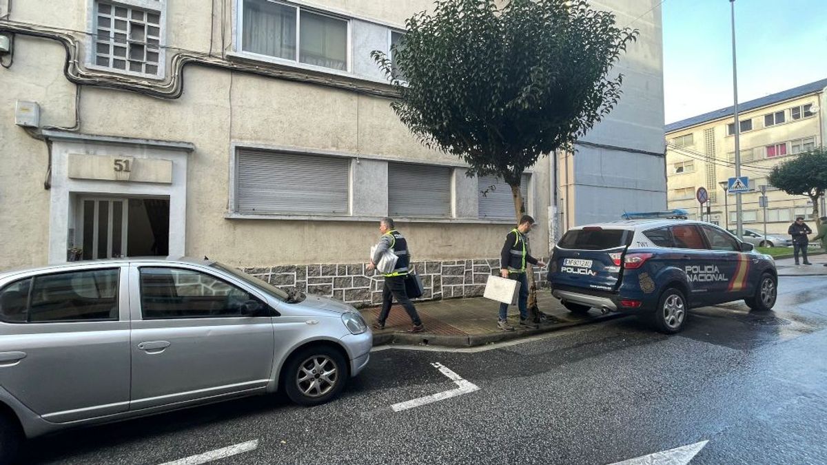Agentes de la Policía Nacional entrando en el edificio donde sucedieron los hechos. Agentes de la Policía Nacional entrando en el edificio donde sucedieron los hechos.