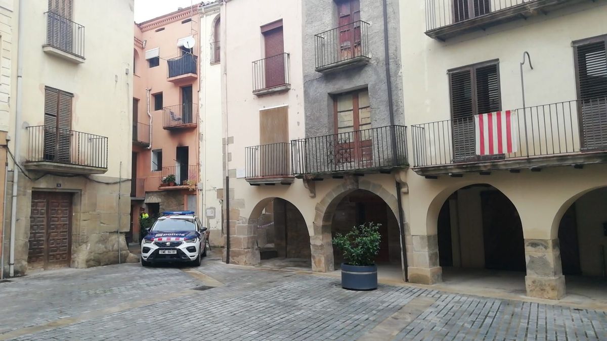 Coche patrulla de los mossos frente al edificio que ha sufrido el incendio Coche patrulla de los mossos frente al edificio que ha sufrido el incendio